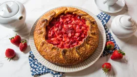 Ватрушка с клубникой