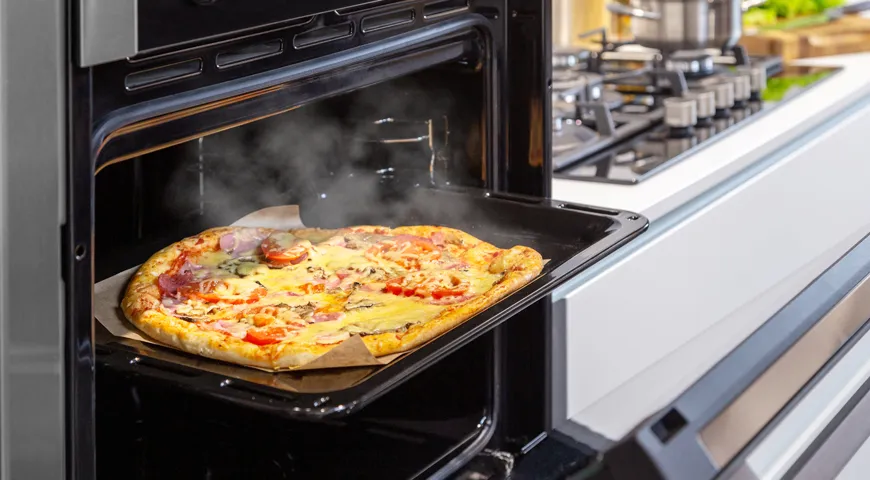 Используйте бытовую технику с умом: старайтесь открывать духовку во время готовки как можно реже, чтобы не тратить энергию на восстановление температуры