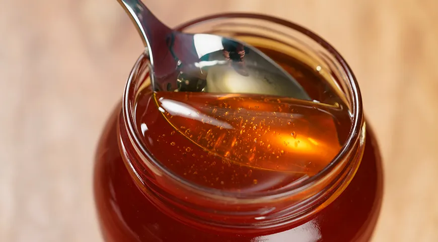 Доброкачественный кориандровый мед имеет тон от прозрачного темно-янтарного до густого медно-коричневого