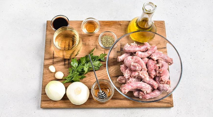 Тушеные куриные шейки с луком