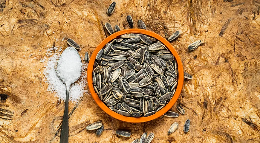 Самая простая приправа к подсолнечным семечкам — морская соль