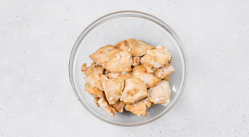 Курица в кисло-сладком соусе с болгарским перцем и морковью