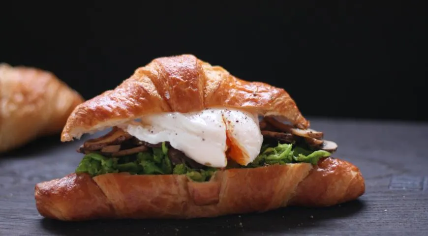 Сэндвич-круассан с горошком и шампиньонами на завтрак