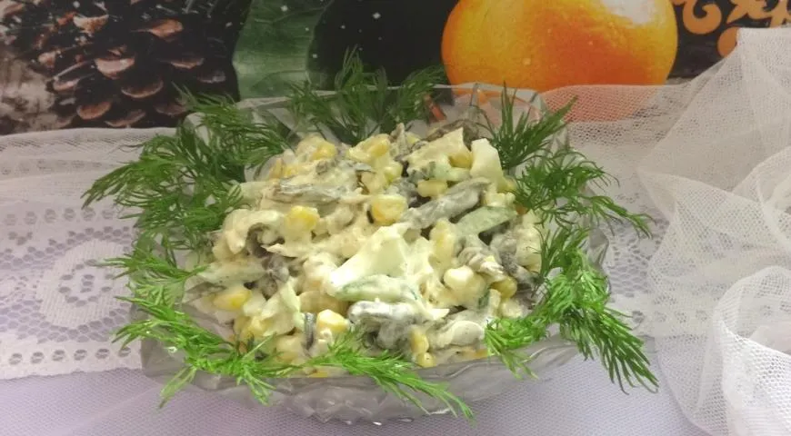 Салат с курицей и грибами в майонезной заправке