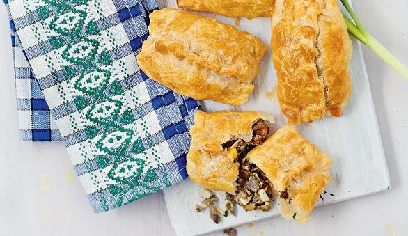 Пирожки с вешенками из слоеного теста