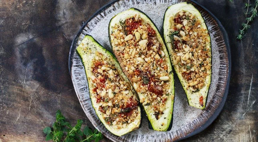 Кабачки с помидорами, творогом и орешками, приготовленные в духовке