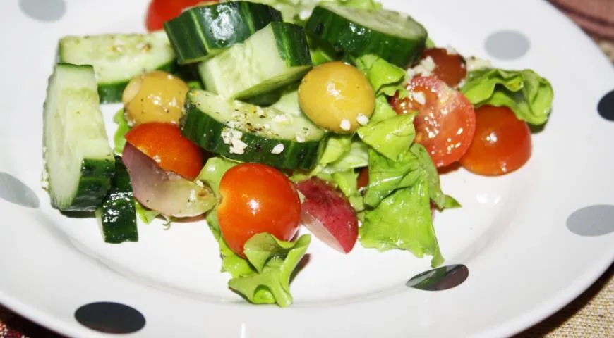 Яркий овощной салат с красным виноградом