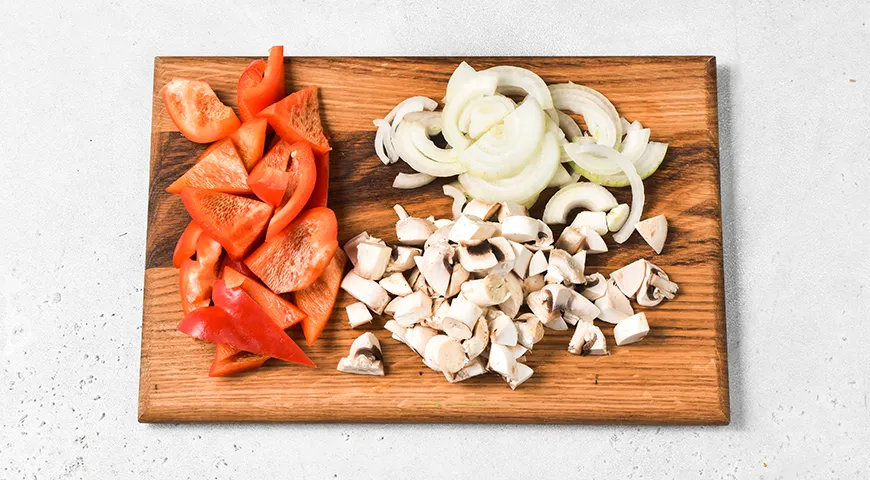 Гуляш из говядины с грибами