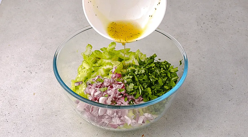 Салат из маринованного сельдерея с грецкими орехами