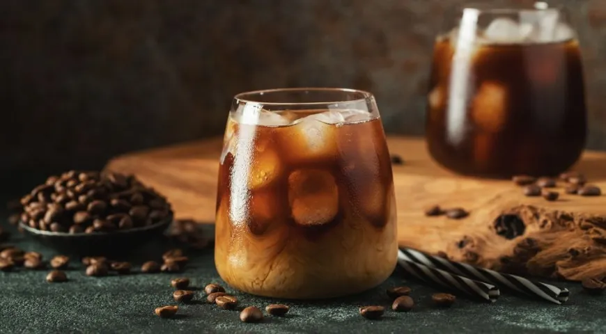 Важно, чтобы и кофе, и кола были охлажденными: при высокой температуре углекислота быстро выветривается 