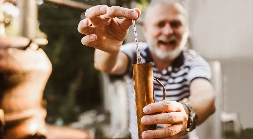 Водка крепостью менее 38% практически не горит, а напитки крепче 40° начинают быстро воспламеняться даже без дополнительного нагревания