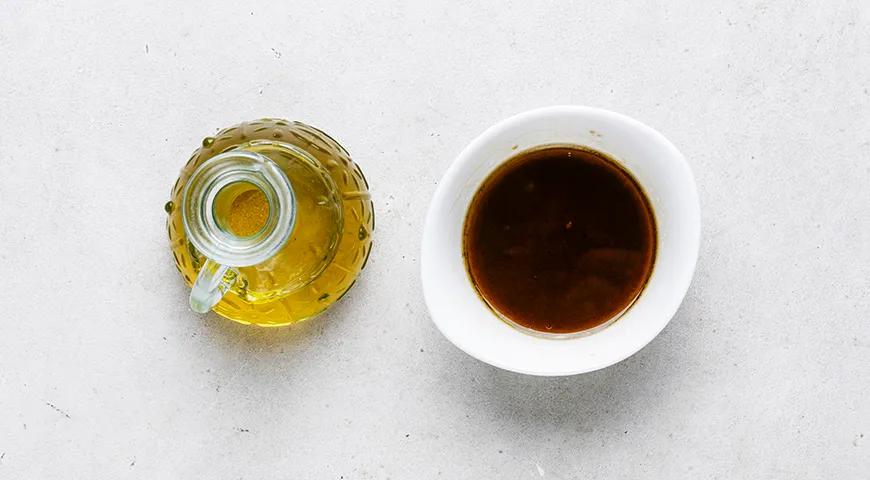 Салат с авокадо, помидорами, огурцами и моцареллой