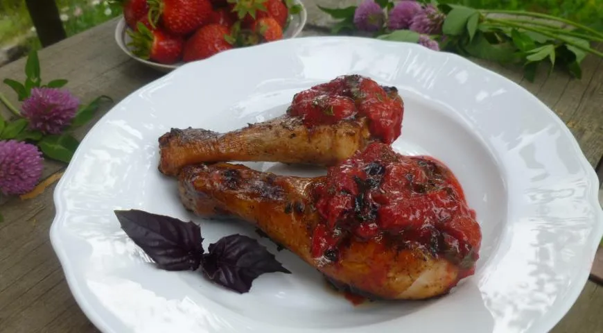 Шашлык из курицы с клубнично-базиликовым соусом