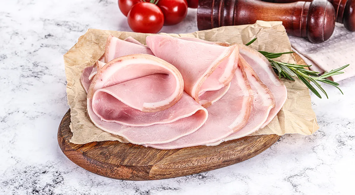 Вареная ветчина отличается сочной, мягкой и гладкой текстурой