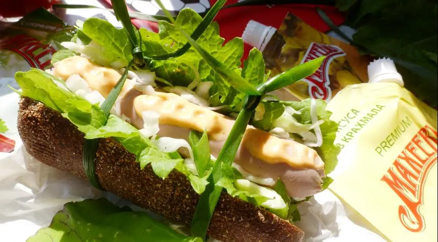 Готовим хот-дог с сочным капустным салатом 