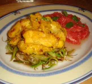 Курица в кляре из куркумы и имбиря на подушке из лука-порея с грейпфрутовым салатом
