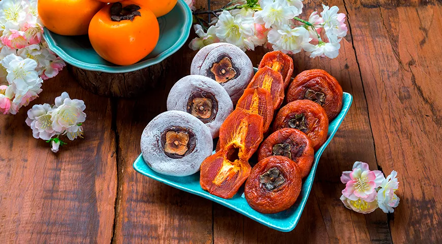 На прилавках можно встретить как целую вяленую хурму, так и нарезанную пластинами или кольцами