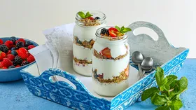 Йогурт с гранолой и ягодами