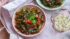 Салат из морской капусты с чили-заправкой