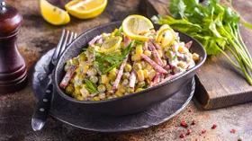 Салат с горошком, кукурузой и колбасой