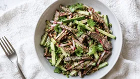 Теплый салат с огурцом и говядиной