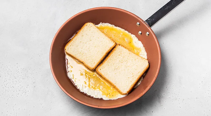 Горячие бутерброды с яйцом, ветчиной и сыром на сковороде 