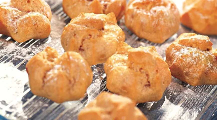 Профитроли с клубникой