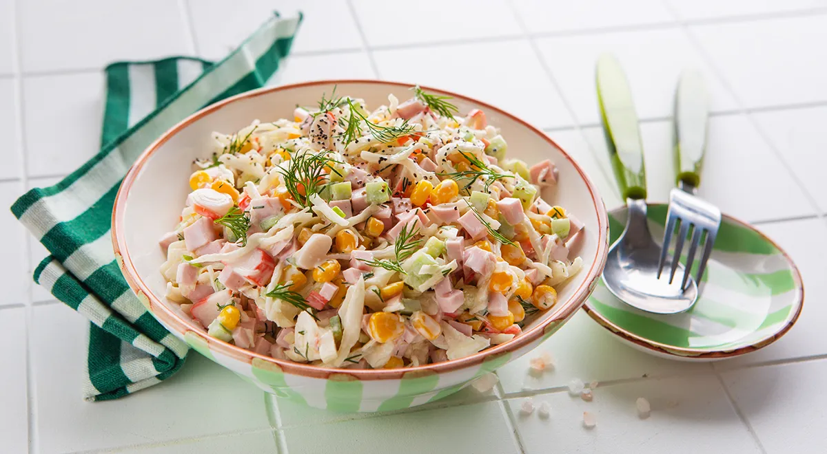 Салат с капустой, крабовыми палочками и колбасой