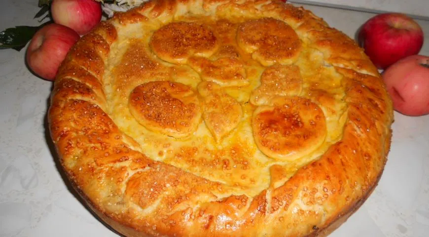 Готовим ароматный пирог с начинкой из томленых яблок и вяленой вишни