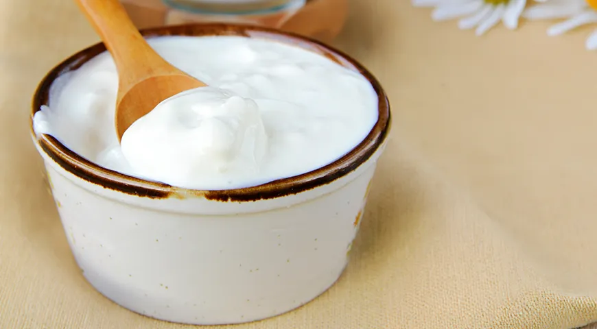 Благодаря наличию молочнокислых бактерий сметана 20% поддерживает нормальный состав кишечной микрофлоры и улучшает пищеварение