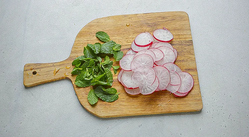 Салат из редиса с фасолью