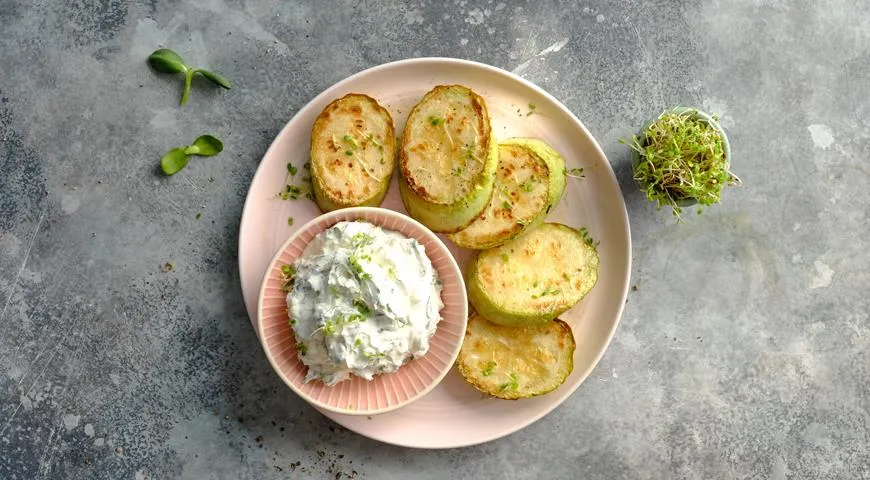 Жареные кабачки с сырным соусом