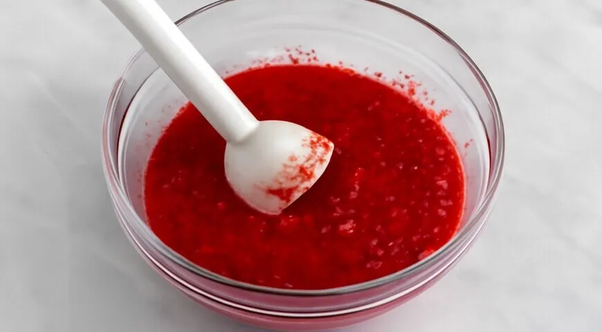 Красная смородина, перетертая с сахаром на зиму