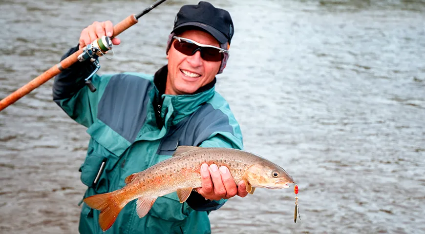 Основной промысел ленка ведется осенью (сентябрь–ноябрь), когда рыба обладает лучшими вкусовыми качествами