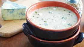 Суп с грецкими орехами и сыром с голубой плесенью в мультиварке