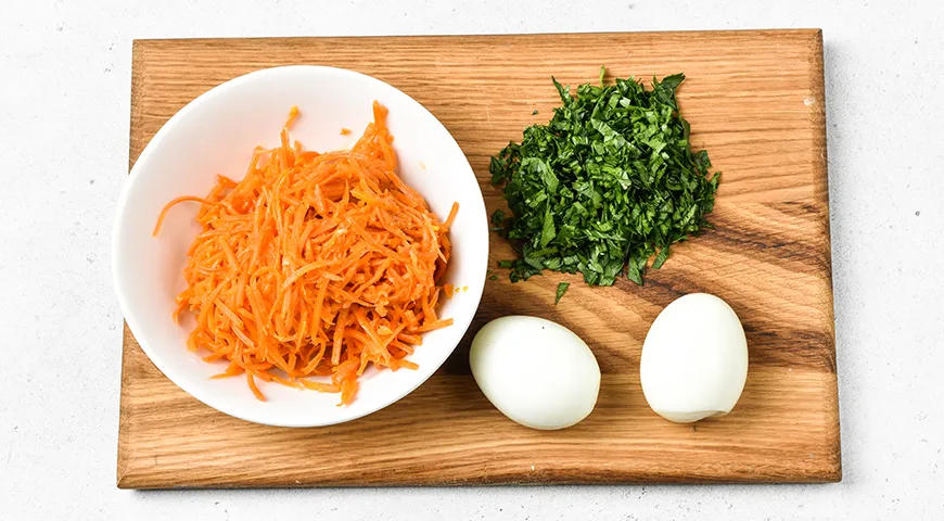 Рулет из лаваша с морковью по-корейски, плавленым сыром и яйцами