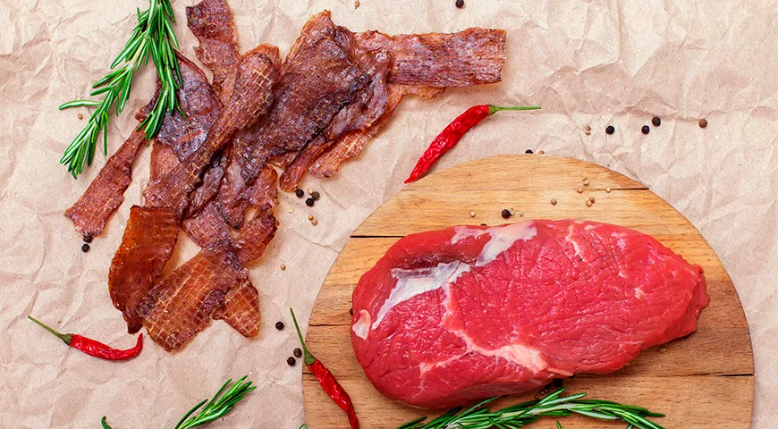 Для приготовления вяленой говядины предпочтение отдается постным частям туши: вырезке, филе, лопатке, оковалку