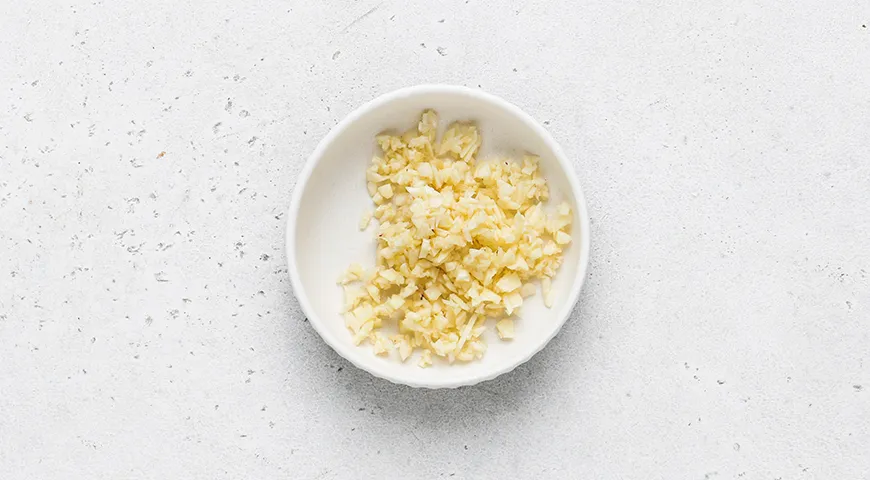 Салат с фасолью, помидорами и сыром