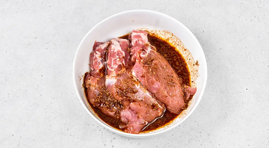 Жареная свиная шея на сковороде