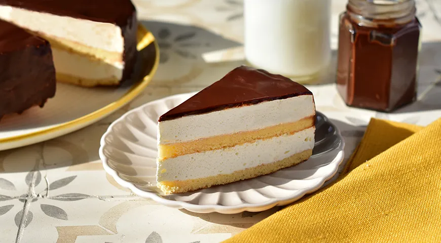 У свежего торта «Птичье молоко» суфле упругое, но не резиновое и не жидкое; основа не размокает. Глазурь твердая, не крошится и не белеет