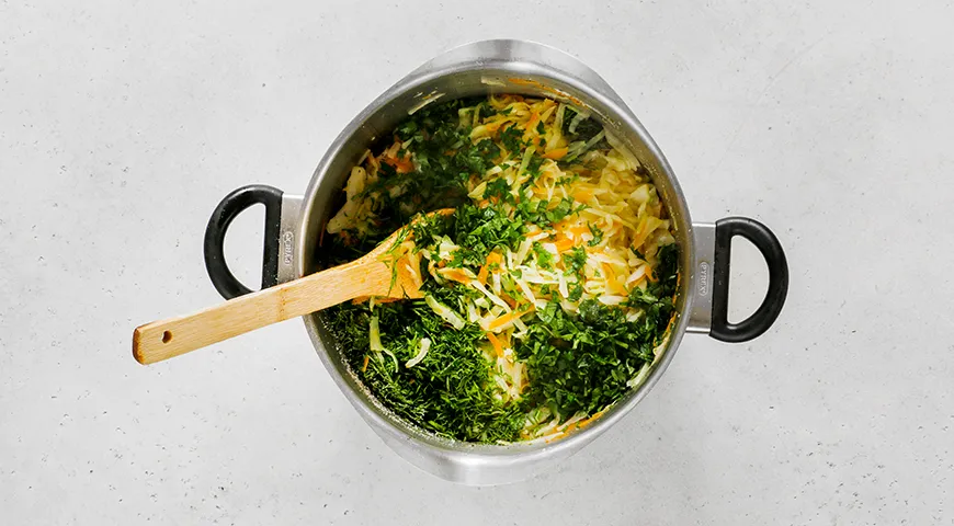 Капуста с луком и морковкой на сковороде по-домашнему