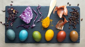 Как покрасить яйца в желтый, синий, розовый и голубой продуктами, которые есть на кухне
