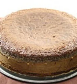 Когда торт испечется, достаньте его из духодки и выложите на блюдо, перевернув форму и дайте остыть