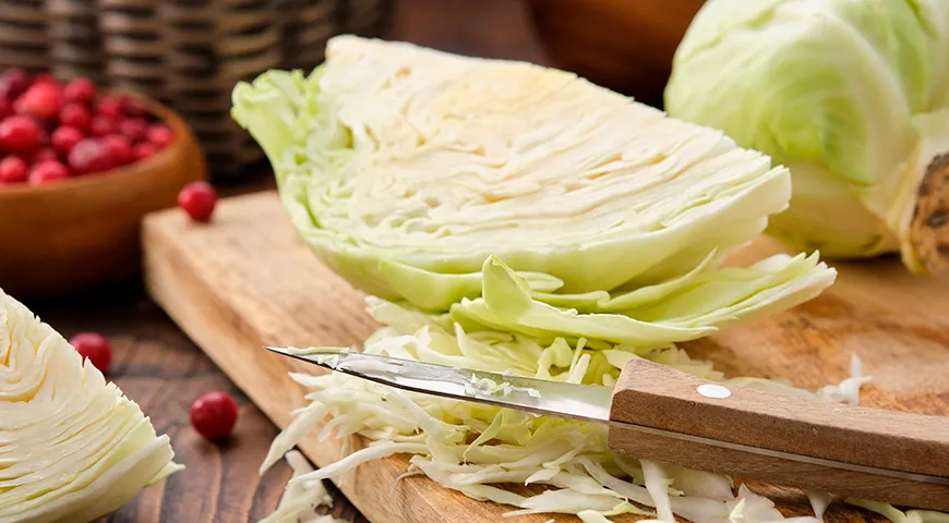 Для салатов капусту чаще всего шинкуют тонкой соломкой