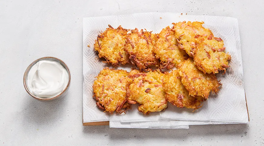 Домашние драники с колбасой и сыром