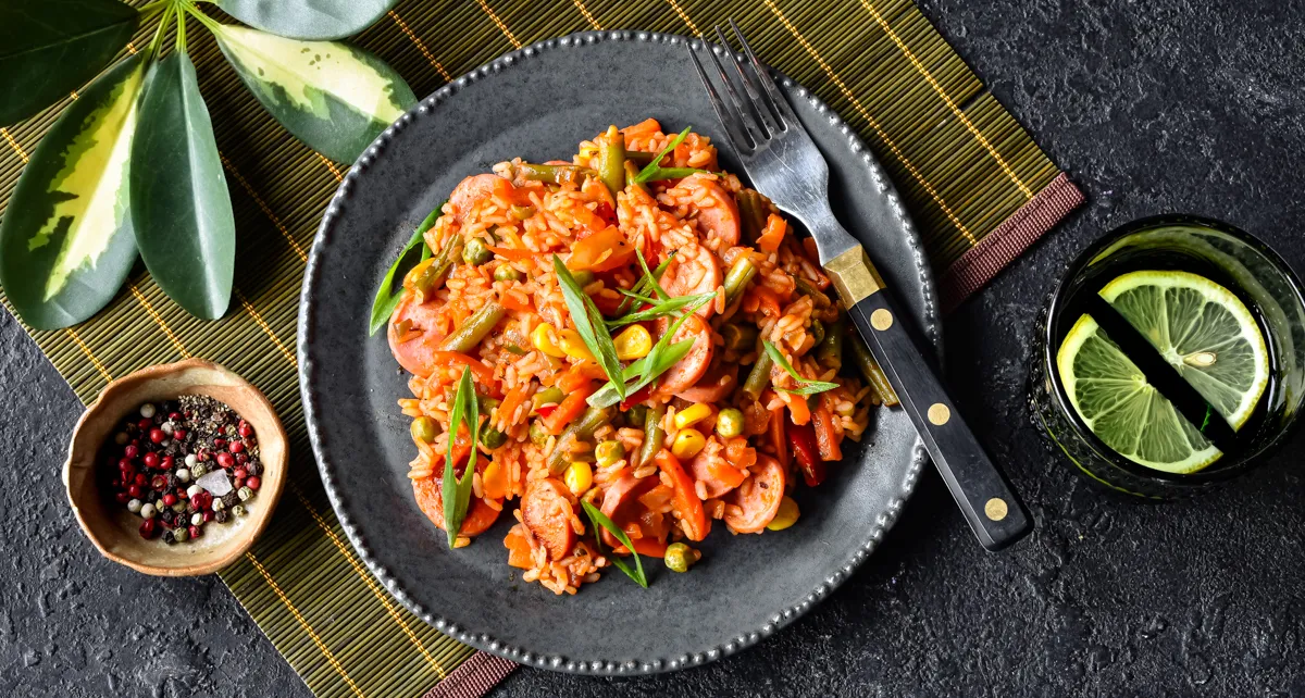 Рис с мексиканской смесью и сосисками на сковороде