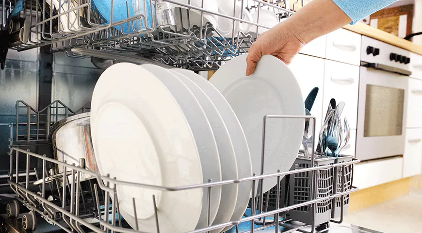 Загружайте посуду в посудомоечную машину в соответствии с инструкцией – так мытьё будет более эффективным