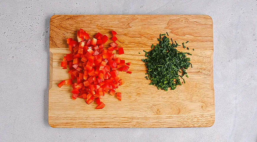 Яичные квадратики с овощами и беконом