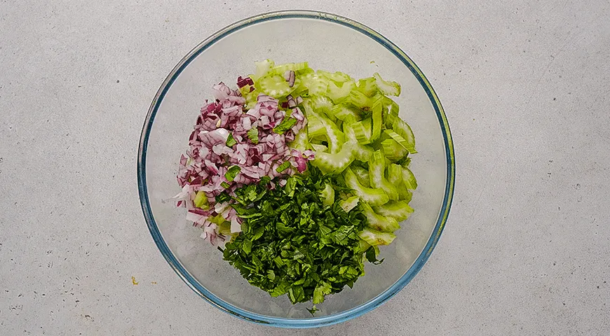 Салат из маринованного сельдерея с грецкими орехами