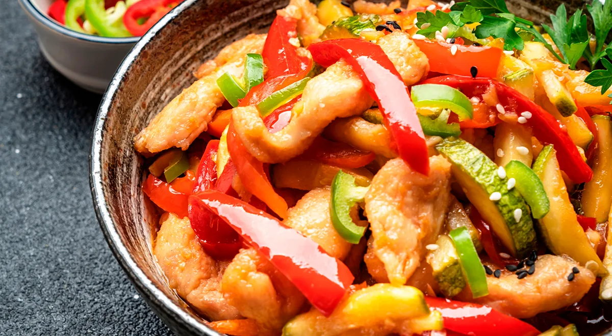 Соте из курицы с цукини и чесноком